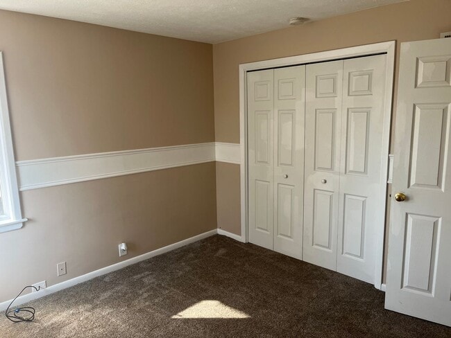 Building Photo - 3+ Bedroom/2 Bathroom Home in Pekin FOR LEASE