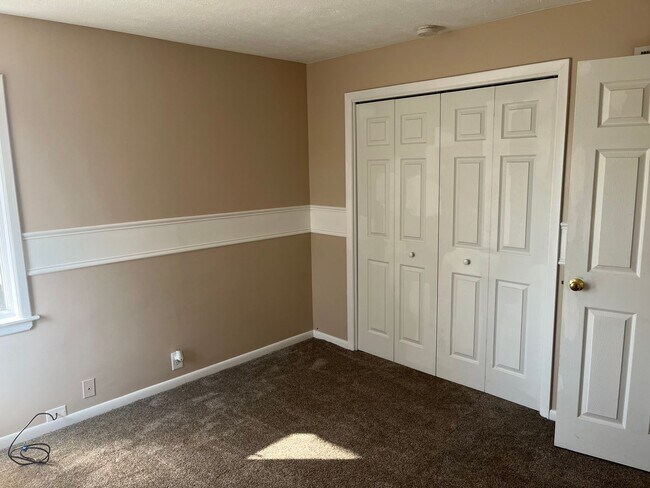 Foto del edificio - 3+ Bedroom/2 Bathroom Home in Pekin FOR LEASE