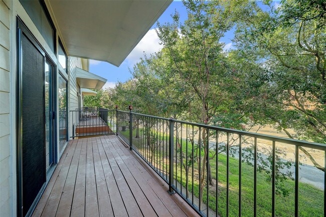 Building Photo - 2202 Bastrop St