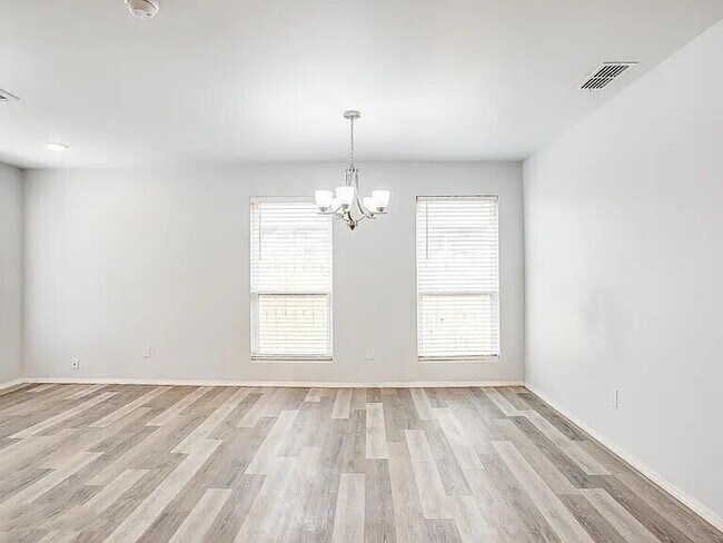 Foto del edificio - Spacious 3-Bedroom Duplex with Open Living Areas