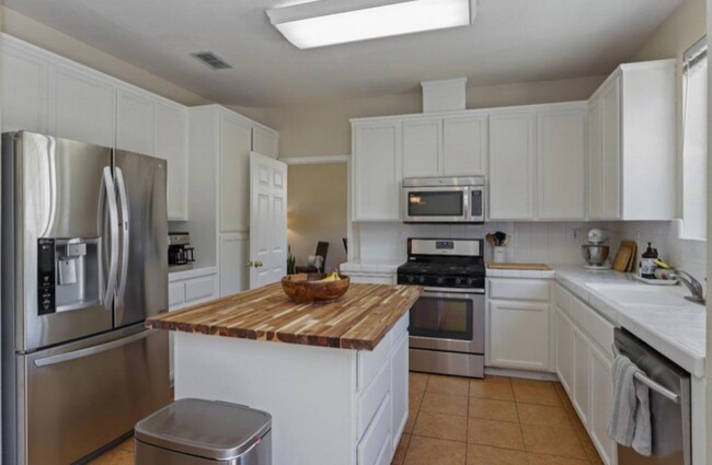 Building Photo - 2923 Rugby Ct