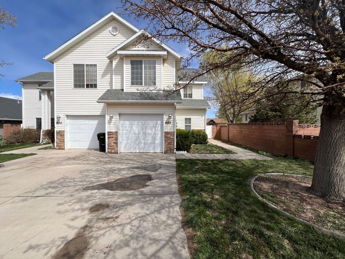 Foto principal - 3 bed, 3 bath Twin-home