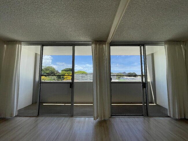 Foto del edificio - To register for the showing time below, no...