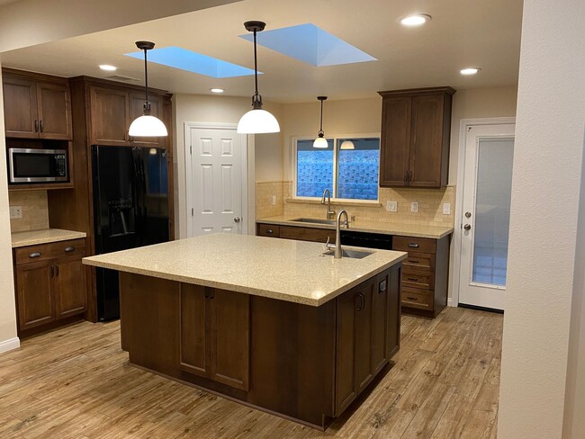 Building Photo - Spacious & Clean 4 Bdr 2 Ba 1 story home i...