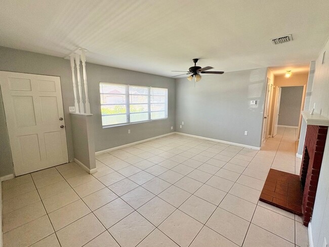 Photo - Charming 2 Bedroom Home with Fenced Yard & Screened Patio – Prime Location!