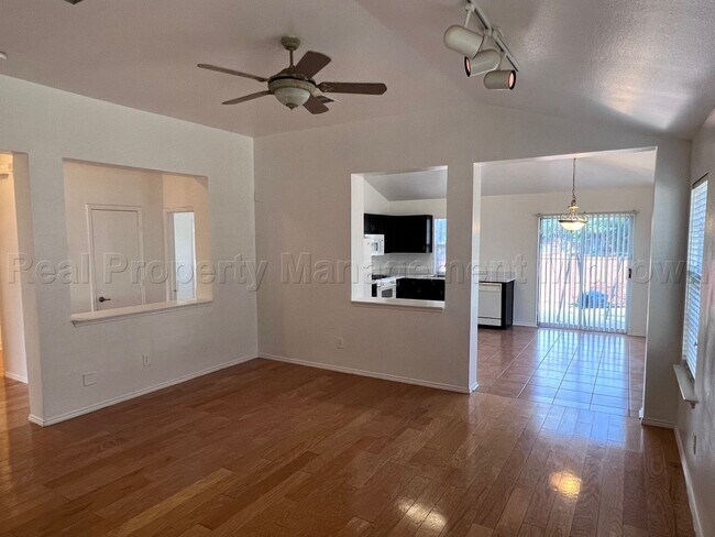 Building Photo - Charming 3-Bed 2 Bath 2 Car in The CANDLE ...