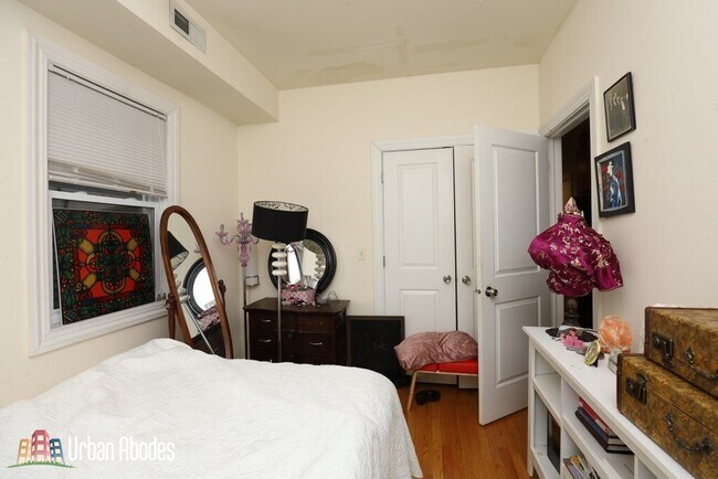 Building Photo - 1738 W Altgeld St