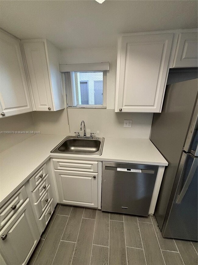 Foto del edificio - 8245 Lake Dr