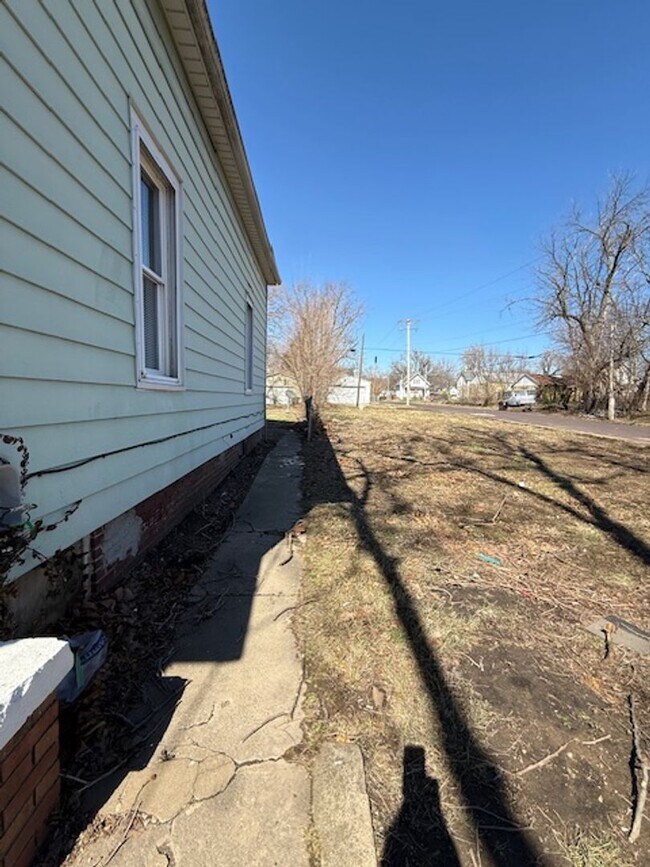 Foto del edificio - House for Rent 3 BR / 1 BA