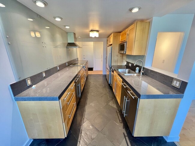 Building Photo - Modern 2 bedroom Gem Near Bixby Park | Private Balcony & Secured Parking