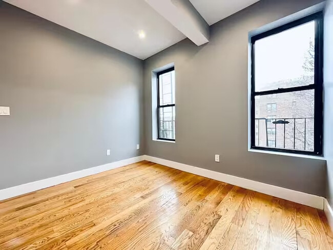 Building Photo - Furnished room/NOT APARTMENT