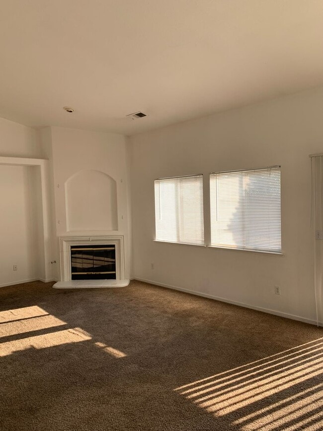 Building Photo - 3 Bedroom 2 Bath Home