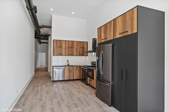 Foto del edificio - 3332 W Irving Park Rd