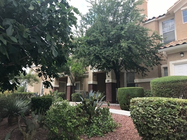 Building Photo - Beautiful  2bed 2bath Gated Community