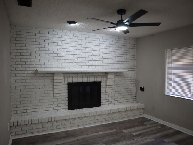 Foto del edificio - 4 BEDROOM 2 Bath  Pool Home!  Call Carole Arcaro 386-216-4900 Deltona Lakes Realty