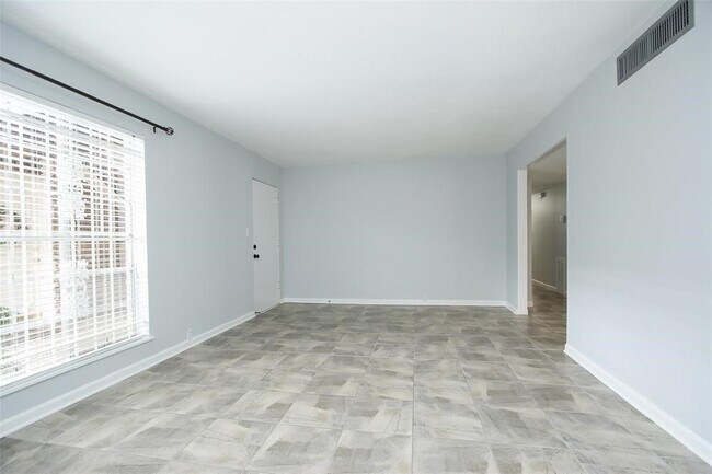 Building Photo - 2101 Fountain View Dr