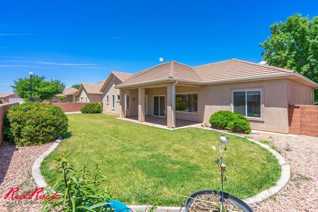 Building Photo - Inviting 3 Bedroom Home with Spacious Livi...