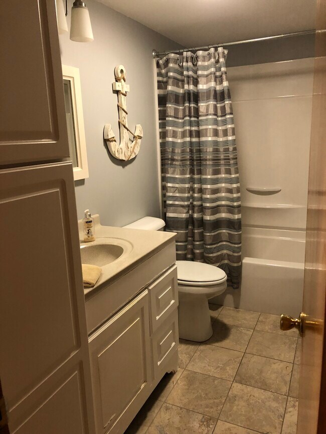 Baño recién renovado - 2312 Garfield St