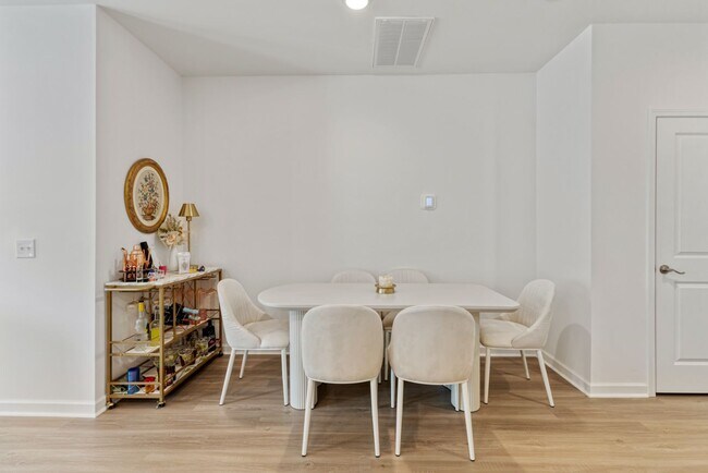 Foto del edificio - New Construction Charmer in Fairview