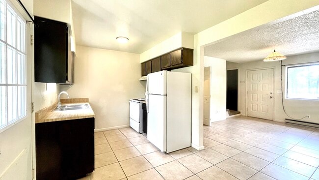 Building Photo - 1330 S Lone Tree Rd