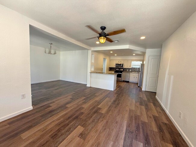 Building Photo - 828 Horseshoe Dr