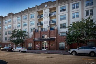 Building Photo - 100 Glen St