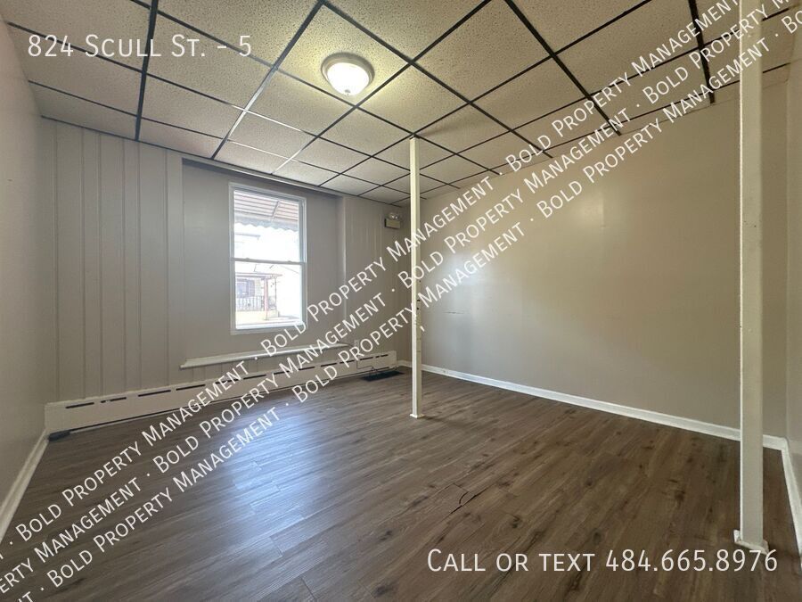 Building Photo - 824 Scull St