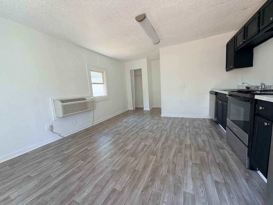 Building Photo - 520 S Scenic Ave