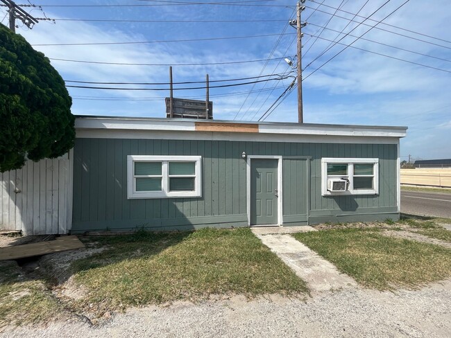 Foto del edificio - FLOUR BLUFF ONE BEDROOM W/ BILLS PAID!!