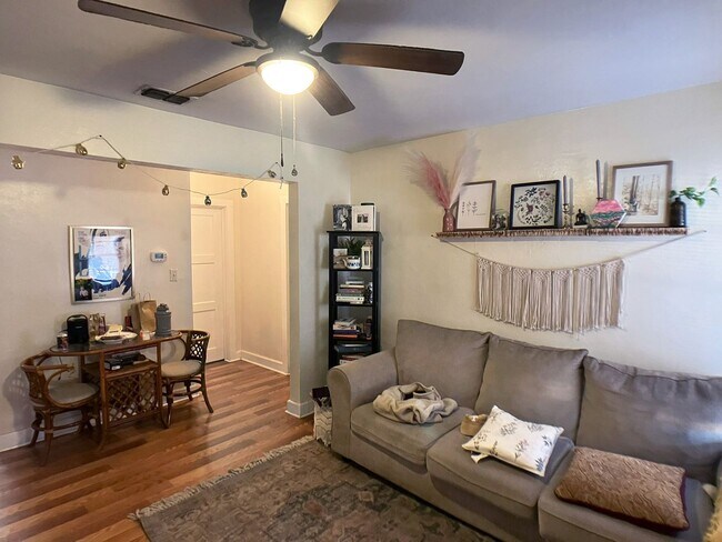 Building Photo - Lovely 2 Bedroom, 1 Bathroom Home (Huge Backyard)