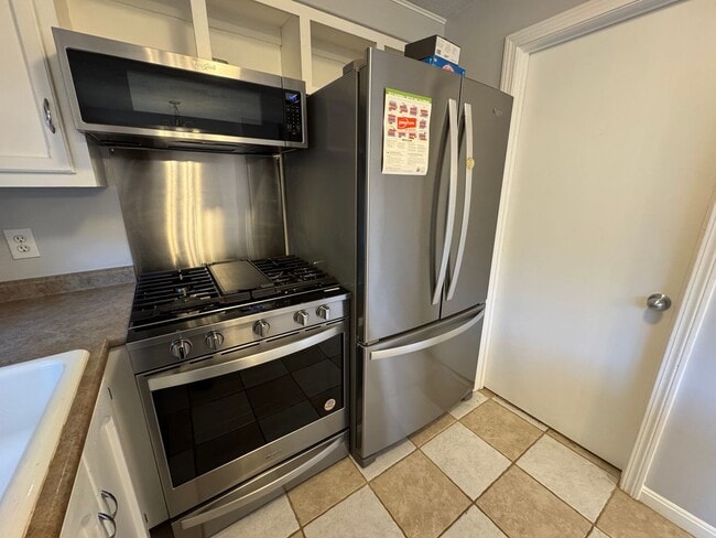 Building Photo - Modern Duplex with Ample Space and Prime H...