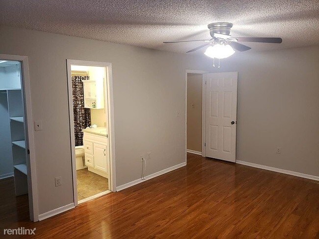 Building Photo - 2 br, 1.5 bath Condo - 320 Willowbrook Drive