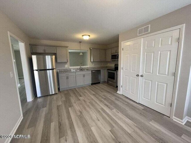 Building Photo - 312 S Pointe Dr