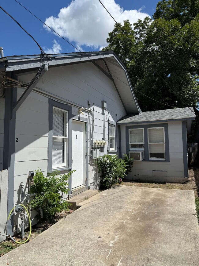Foto del edificio - Beautiful Two Bed/One Bath Close to the Mi...
