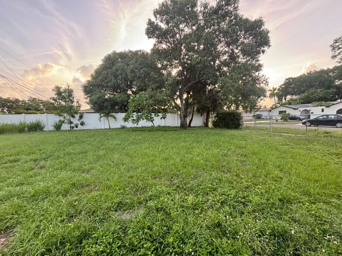 Building Photo - 3/2 Single-Family in West Palm Beach