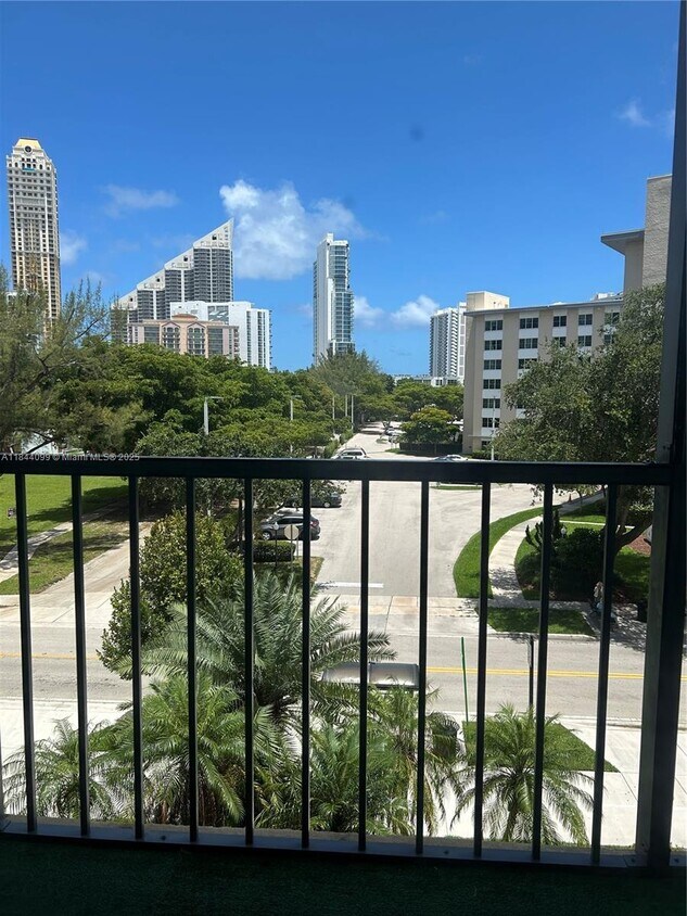 Foto principal - 17600 N Bay Rd