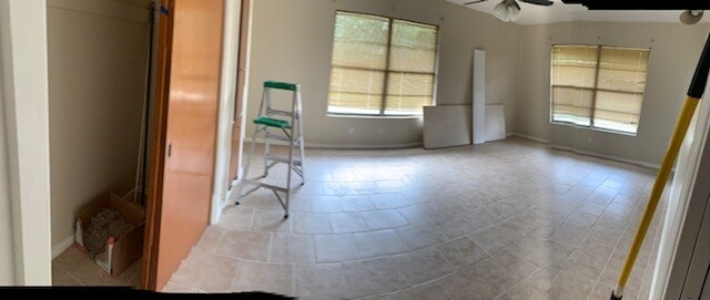 Foto del edificio - 305 W. Linda