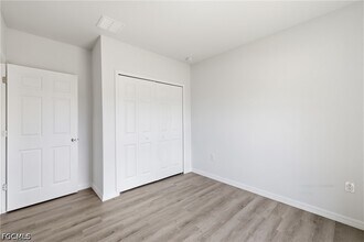 Building Photo - 1406 Ford Cir
