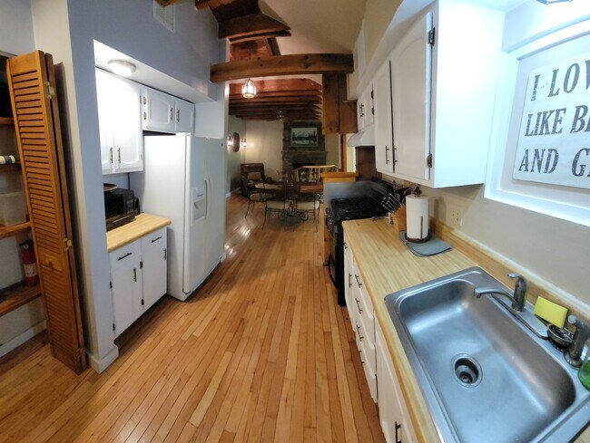 Foto del edificio - Spacious 4 Bedroom, 2 Bath One-Story Home with Hardwood Floors & Parking