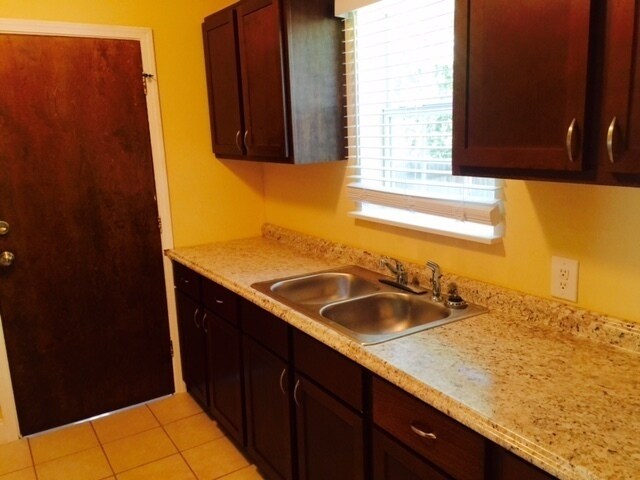 Building Photo - Charming home, just a few miles from Downt...