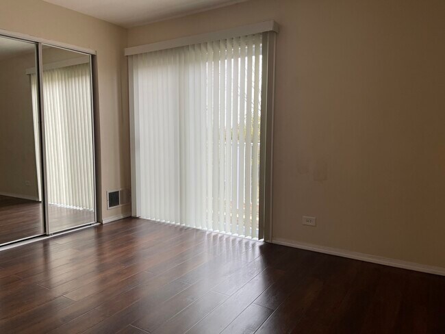 Foto del edificio - 347 Meadow Green Ln