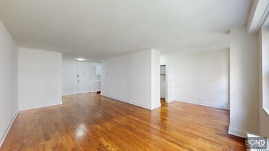 Building Photo - 400 E 89th St