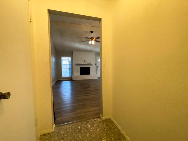 Building Photo - 806 Alhambra Dr