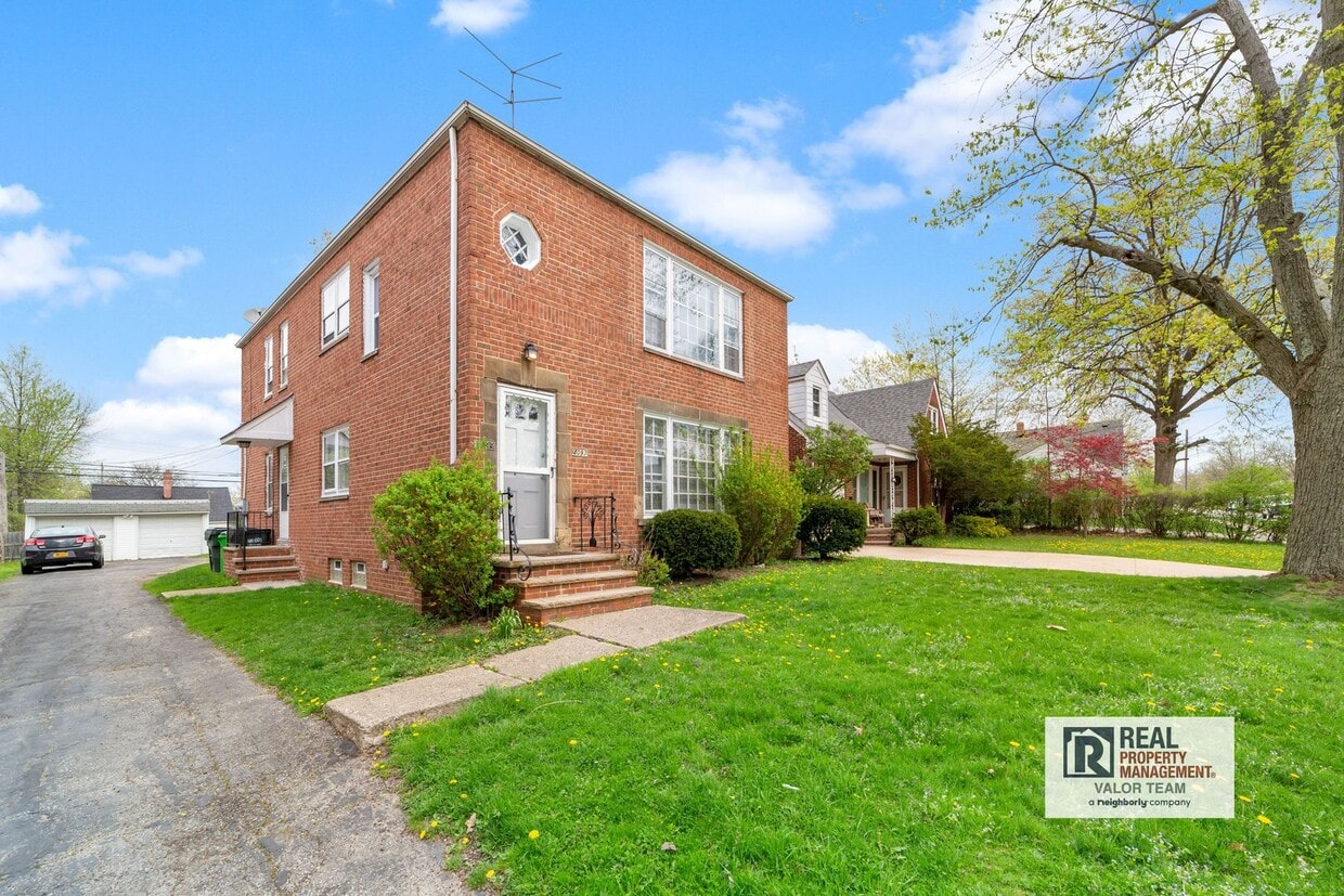 4097 Okalona Rd Unit Lower, South Euclid, OH 44121 Room for Rent in