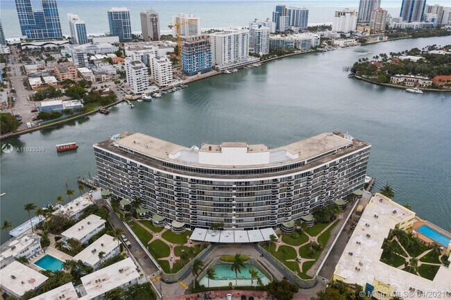 Foto del edificio - 900 Bay Dr