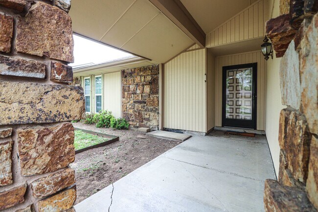 Building Photo - Sweet house & location