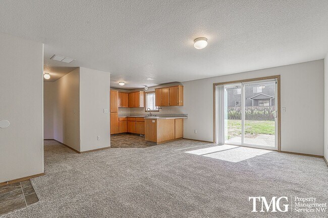 Foto del edificio - Spacious 4 Bedroom Home w/ Patio & Large F...