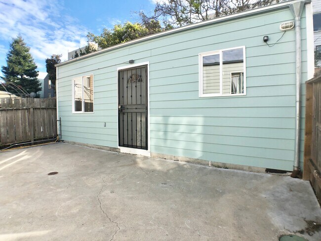 Building Photo - 1659 Oakdale Ave