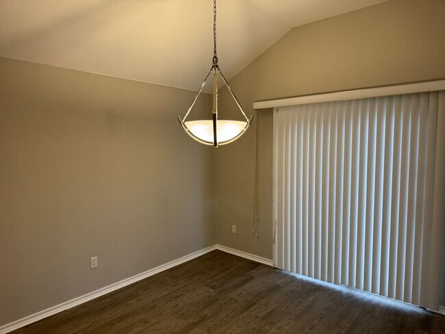 Foto del edificio - Charming 3 bedroom home with storm shelter in Norman! No carpet and a large pantry!