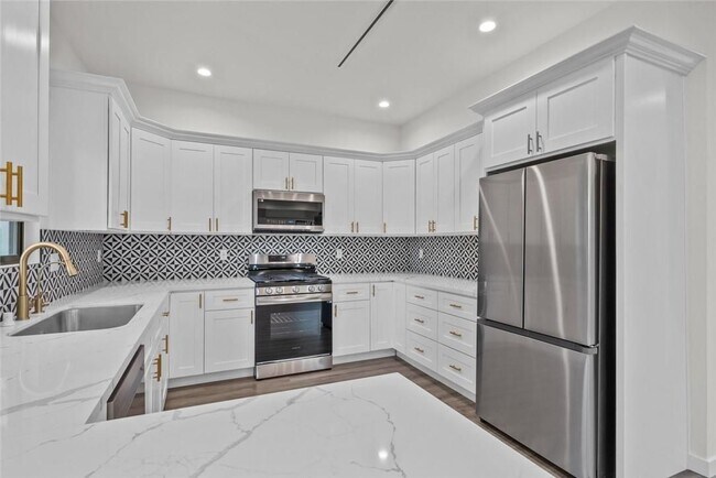 Foto del edificio - 6245 McLaren Ave